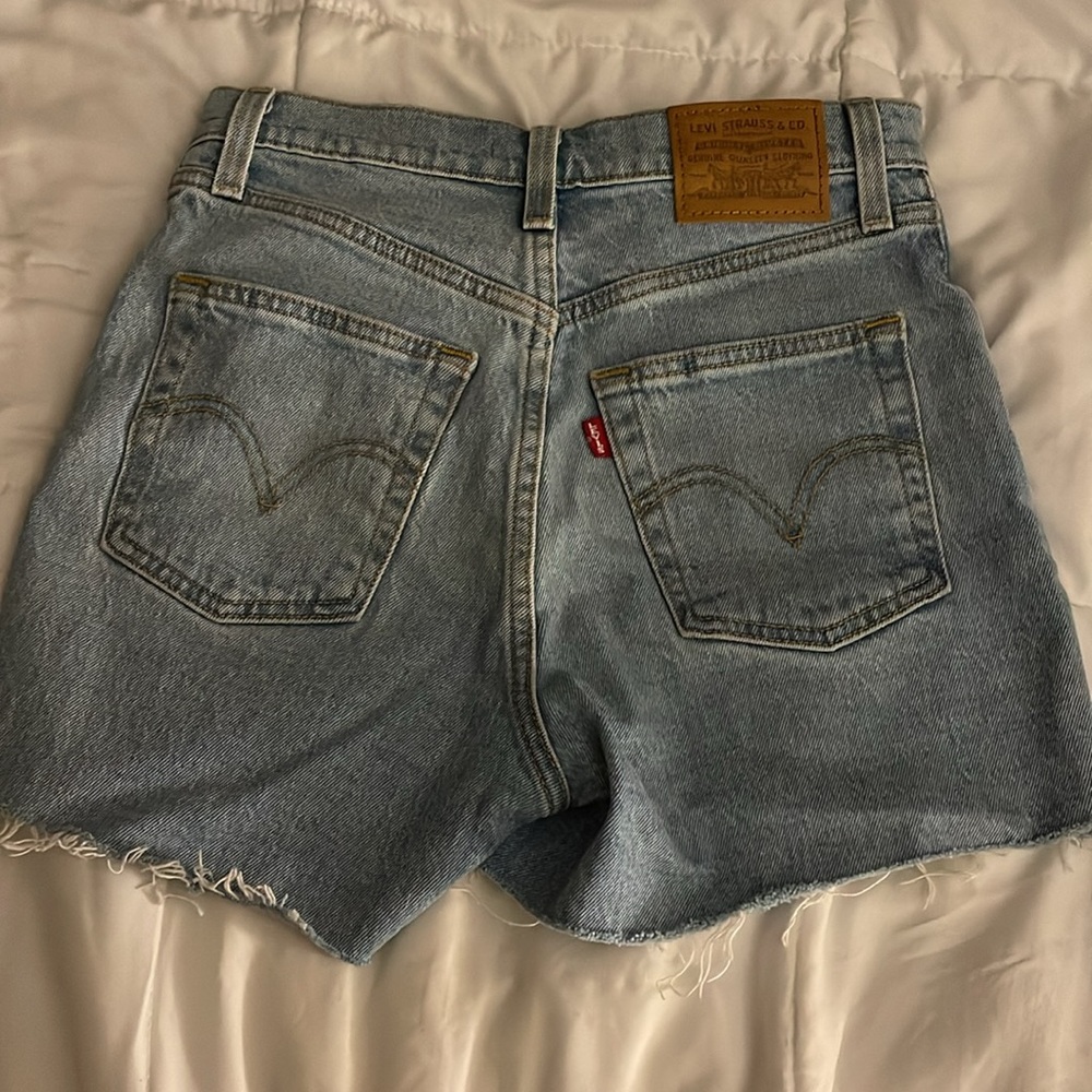 Levi’s Ribcage Shorts - Picture 3 of 3